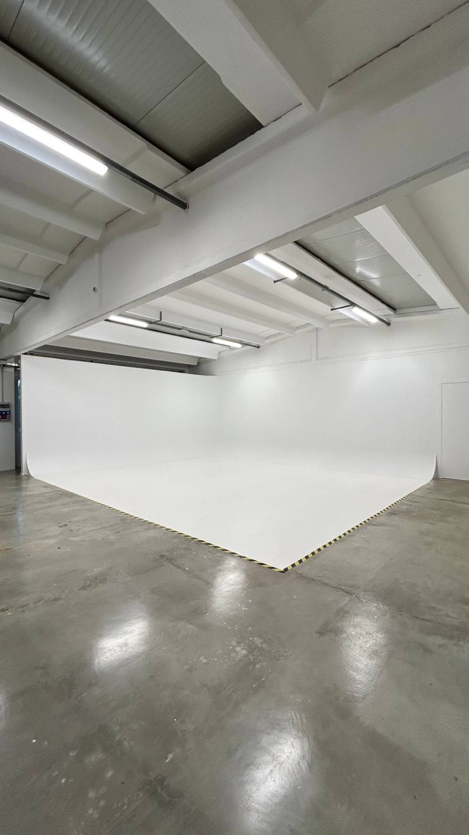 Sala pose di E-Motion Studio con limbo bianco e set fotografico